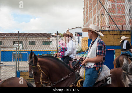 Donmatias, Antioquia, Colombie : Cabalgata. Banque D'Images