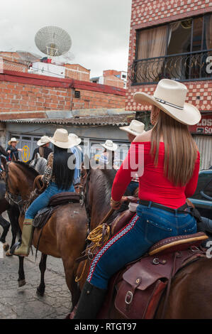 Donmatias, Antioquia, Colombie : Cabalgata. Banque D'Images