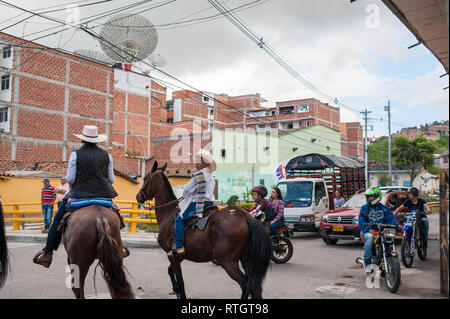 Donmatias, Antioquia, Colombie : Cabalgata. Banque D'Images