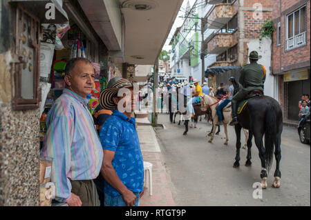 Donmatias, Antioquia, Colombie : Cabalgata. Banque D'Images