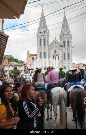 Donmatias, Antioquia, Colombie : Cabalgata. L'église Nostra Señora del Rosario, Parque Principal. Banque D'Images