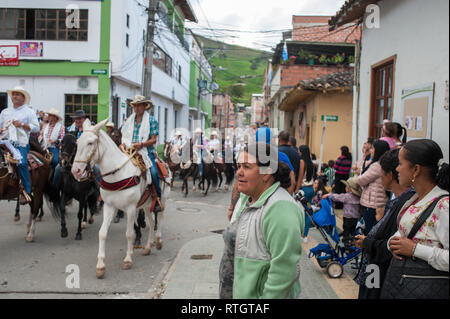 Donmatias, Antioquia, Colombie : Cabalgata, Parque Principal. Banque D'Images