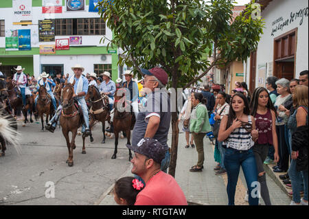 Donmatias, Antioquia, Colombie : Cabalgata, Parque Principal. Banque D'Images