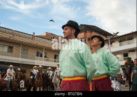 Donmatias, Antioquia, Colombie : Cabalgata et la danse traditionnelle, Parque Principal. Banque D'Images