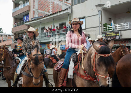 Donmatias, Antioquia, Colombie : Cabalgata, Parque Principal. Banque D'Images