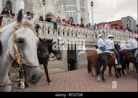 Donmatias, Antioquia, Colombie : Cabalgata. L'église Nostra Señora del Rosario, Parque Principal. Banque D'Images