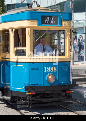 Un patrimoine bleu et crème sur le tramway le tramway de Christchurch en Nouvelle-Zélande, offrant une visite de la ville Banque D'Images