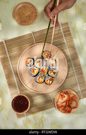 Kimbob Gimbap coréen(rouleau) fait à partir de riz blanc vapeur (BAP) et divers autres ingrédients Banque D'Images