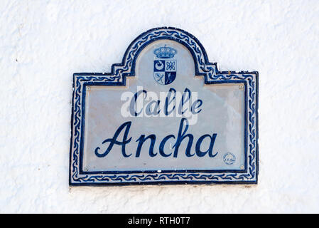 Calle Ancha à Mairena, un petit village situé en haut d'une colline dans la région d'Alpujarras en Andalousie, Espagne Banque D'Images