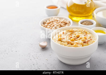 L'hummus maison servi avec des pois chiches, l'huile d'olive et de paprika. L'espace pour le texte. Banque D'Images