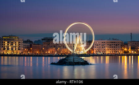 Vue de nuit sur la grande roue illuminée sur le front de mer de Bari, région des Pouilles, en Italie. Puglia Banque D'Images