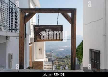 Signpost à Las Chimeneas à Mairena, un petit village haut de colline dans la région d'Alpujarras Andalousie, Espagne Banque D'Images