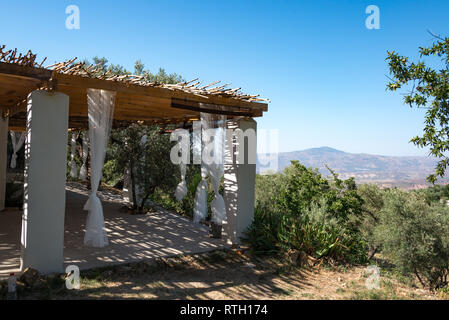 Un studio de yoga extérieur près du village de Mairena dans la région des montagnes d'Alpujarras en Andalousie, Espagne Banque D'Images