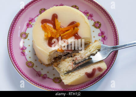 M&S Rhubarbe & gâteau au fromage aux fraises sur plaque avec tablier prêt à manger Banque D'Images