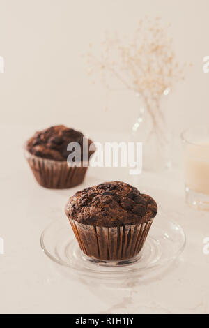 Muffin au chocolat maison Dellicious sur table. Prêt à manger. Banque D'Images