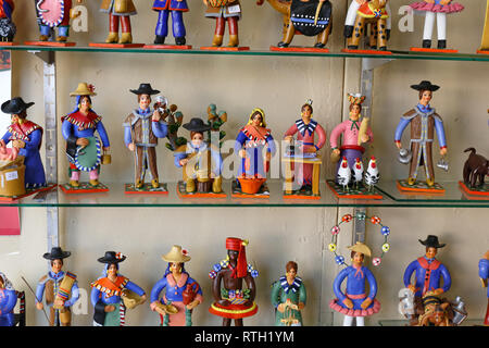 Vila do Conde, Portugal - 6 août 2014 : très petites figures de la céramique portugaise, Estremoz (Alentejo) en vente à la foire artisanale annuelle de Vila do Banque D'Images