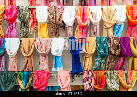 Beaucoup de foulards colorés au marché de plein air dans la région de Morro del Jable, Fuerteventura, Espagne Banque D'Images