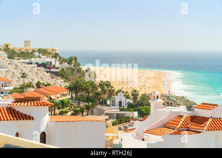 Maisons Blanches nad resorts par de larges plages de sable de Morro Jable, Jandia Peninsula, Fuerteventura, Espagne Banque D'Images