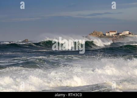 De grosses vagues en voyant Leca da Palmeira la chapelle et salon de thé de 'Boa Nova" ("Bonne Nouvelle"), le travail de l'architecte Siza Vieira, port du nord Banque D'Images