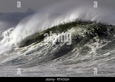 Vue détaillée d'une belle grosse vague s'écraser blanc dans un jour de tempête Banque D'Images