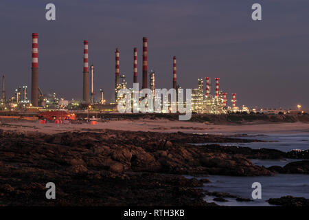 Photo intéressante d'une raffinerie de pétrole par la mer dans la nuit Banque D'Images