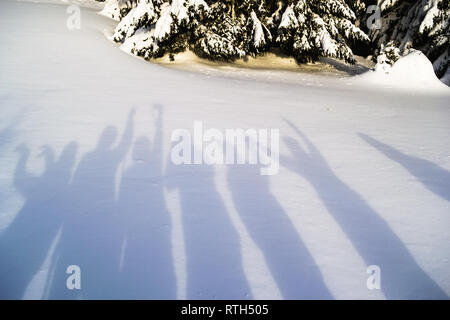 Ombre de randonneurs de jouer sur un fond de neige. Simples, abstraits, scène d'hiver minimaliste sur un jour de février. Banque D'Images