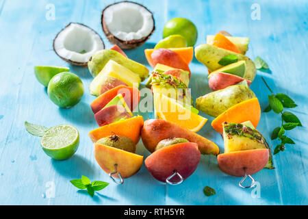 Les brochettes avec le mélange savoureux de fruits pour partie Banque D'Images