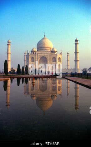 Au début, les jardins désertés, matin, printemps, les étangs, les piscines, la réflexion, le Taj Mahal, au lever du soleil, sur la rivière Yamuna, Jamuna, Agra, Inde, Banque D'Images