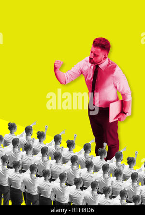 Les entreprises, de la technologie et de l'office concept - angry homme patron de parler à l'équipe d'affaires. L'art moderne contemporain collage. chef de la masse grise des gouverneurs Banque D'Images