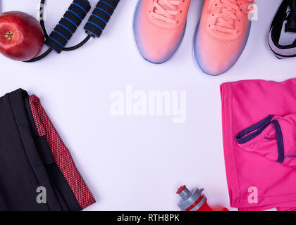 Chaussures de sport et autres articles textiles pour la remise en forme sur un fond blanc, vue du dessus Banque D'Images