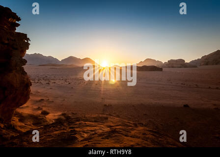 Coucher de soleil sur le désert de Wadi Rum, Jordanie, Moyen-Orient Banque D'Images