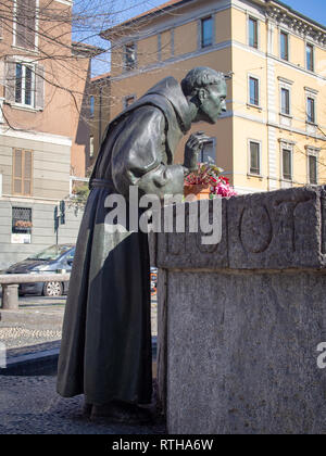 MILAN, ITALIE - 15 février 2019 : statue en bronze de St François d'assise sur la Piazza St Angelo dans Milanbby Giannino Castiglioni Banque D'Images