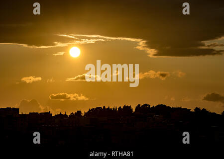 Amazing sky Sun, juste en dessous des nuages gonflés et ville vue de l'ancienne ville de Matera, les Sassi di Matera, Basilicate, Italie du Sud, ciel nuageux après-midi d'été, juste avant le coucher du soleil Banque D'Images