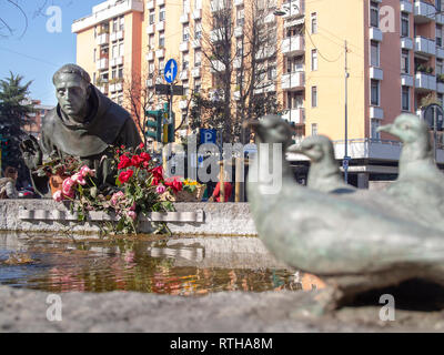 MILAN, ITALIE - 15 février 2019 : statue en bronze de St François d'assise sur la Piazza St Angelo dans Milanbby Giannino Castiglioni Banque D'Images