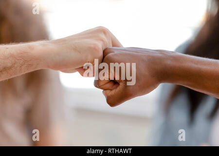 Image main d'hommes divers fist bump, donnant vue rapprochée Banque D'Images