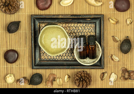 Lampe aromatique à l'huile essentielle et d'un pot-pourri sur fond de nattes de bambou en bois. Banque D'Images