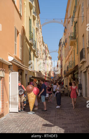 Les touristes dans la rue de Monaco-Ville vieille-ville, est l'un des quatre quartiers de la Principauté Banque D'Images