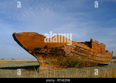 Les épaves de bateaux rouillés sur la rive de l'estuaire de la rivière Wyre à Fleetwood dans le Lancashire, Royaume-Uni Banque D'Images