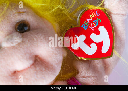 ty beanie enfants étiquette sur Jammer jaune cheveux fille jouet Banque D'Images