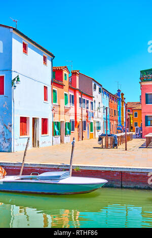 Petite place du marché par canal à Burano, Venise, Italie Banque D'Images