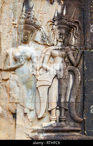 Deux apsaras - bas-relief antique au Temple d'Angkor Wat au Cambodge Banque D'Images