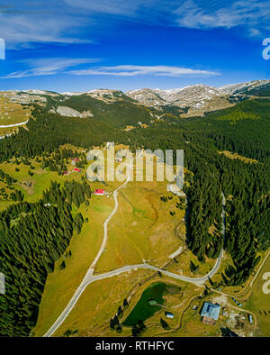 Vue magnifique sur le paysage de montagnes de Bucegi en Roumanie Banque D'Images