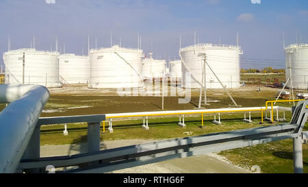 Le réservoir en acier vertical. Les capacités de stockage de l'huile, l'essence, le kérosène, le diesel et d'autres liquides. Banque D'Images