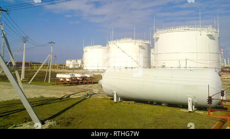 Le réservoir en acier vertical. Les capacités de stockage de l'huile, l'essence, le kérosène, le diesel et d'autres liquides. Banque D'Images