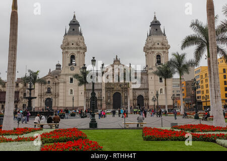 Lima Pérou, juin 2018 : les jardins de couleurs vives de la Plaza de Armas de la ville de Lima, contraste avec un jour gris typique de la ville. Banque D'Images