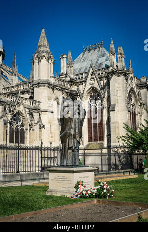 Paris, France - 6 mai 2018 : statue en bronze de Jean Paul II. faites par Zurab Tsereteli, près de la cathédrale Notre-Dame de Paris. Banque D'Images