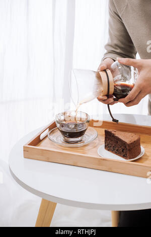 Café filtre nel de brassage. L'étape par étape les instructions de cuisson. Le café est prêt. Café Barista pouring dans la tasse Banque D'Images