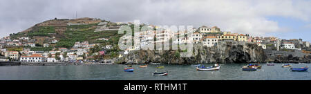 Autour de Madère - une vue panoramique sur le village de Camara de Lobos, sur l'île de Madère Banque D'Images