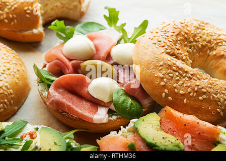 Sandwich Bagel avec prosciutto et fromage. mozzareela Alimentation saine. Banque D'Images