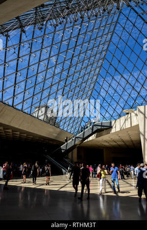 Paris, France - le 7 mai 2018 : l'intérieur de la pyramide du Louvre à Paris. Louvre est le plus grand musée à Paris affiche plus de 60 000 mètres carrés de la pièce Banque D'Images